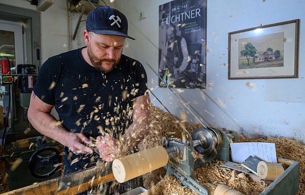 Ein neuer Nussknacker wird geboren: Holzspielzeugmacher Markus Füchtner bei der Arbeit. - © Hendrik Schmidt/dpa