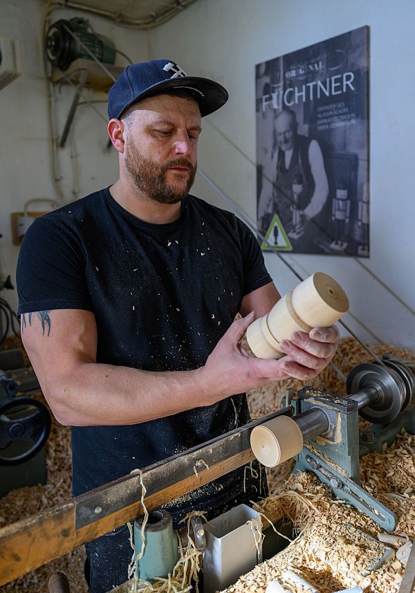 Markus Füchtner hat sich wie seine Vorfahren dem Nussknacker verschrieben. Er betreibt eine Werkstatt in Seiffen. - © Hendrik Schmidt/dpa
