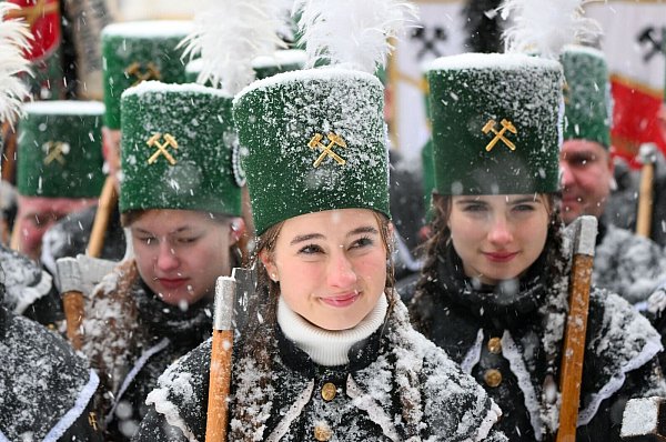 Immaterielles Kulturerbe: die Bergparaden im Advent. - © Hendrik Schmidt/dpa