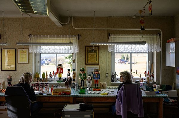 Seit dem 17. Jahrhundert wird in der Werkstatt der Familie Füchtner in Seiffen Holzkunst gefertigt. Sie ist das Geburtshaus des erzgebirgischen Nussknackers. - © Hendrik Schmidt/dpa