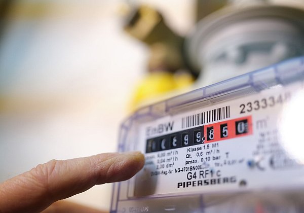 «Wir wollen die Preise so niedrig wie möglich halten», sagt EU-Energiekommissar Dan Jørgensen. - © Bernd Weißbrod/dpa