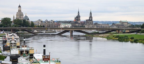 Einsatzkräfte reißen den eingestürzten Strang der Brücke komplett ab (Foto: aktuell) - © Robert Michael/dpa