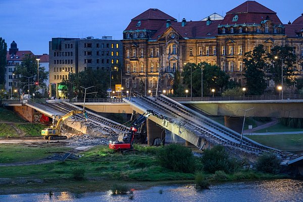 Einsatzkräfte reißen den eingestürzten Strang der Brücke komplett ab (Foto: aktuell) - © Robert Michael/dpa