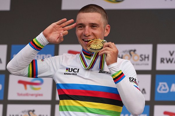 Dreimal Gold im Zeitfahren nacheinander: Der Belgier Evenepoel feiert seinen Sieg im Zeitfahren in Ruanda. - © Jerome Delay/AP/dpa