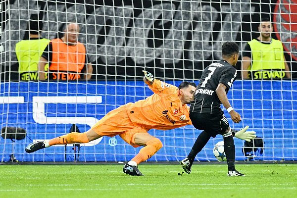 Setzte den Schlusspunkt beim Sieg gegen Galatasaray Istanbul: Ansgar Knauff. - © Uwe Anspach/dpa
