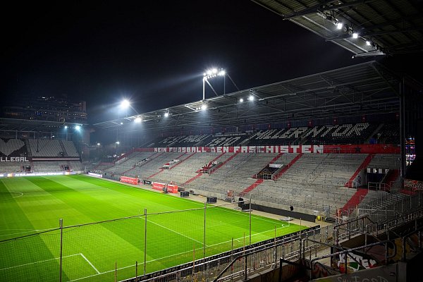 Der FC St. Pauli geht einen im deutschen Profifußball bislang einmaligen Weg. - © Gregor Fischer/dpa