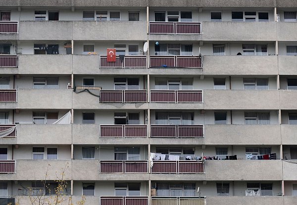 Insbesondere in Großstädten nimmt die Überlastung der Bevölkerung durch Wohnkosten zu. (Archivbild) - © Boris Roessler/dpa