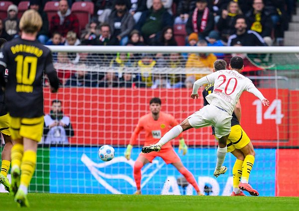 Augsburgs Alexis Claude-Maurice (r) beim erfolgreichen Torschuss zum 1:1. - © Tom Weller/dpa