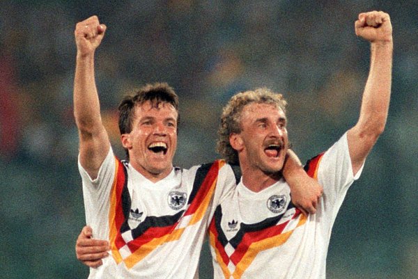 Freunde und Teamkollegen: Matthäus und Völler (r) feiern den WM-Titel. - © Martina Hellmann/dpa