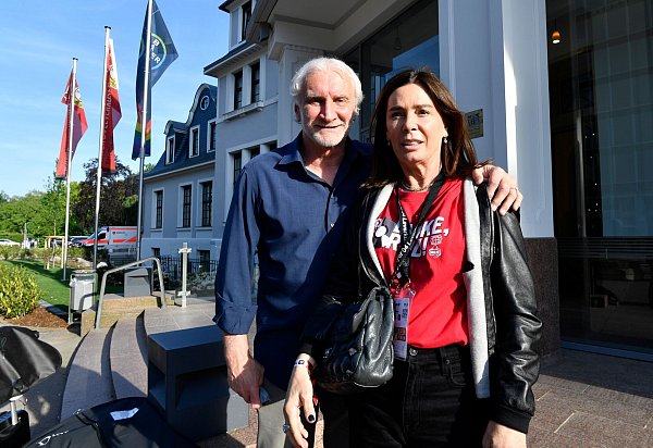Rudi Völler und seine Frau Sabrina. - © Roberto Pfeil/dpa