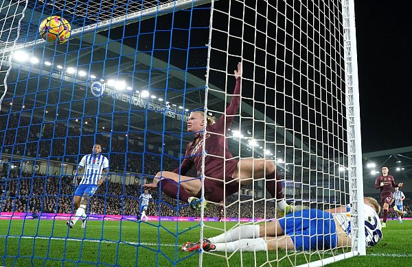 Hat keine Probleme beim Führungstor: Erling Haaland - © Adam Davy/PA Wire/dpa