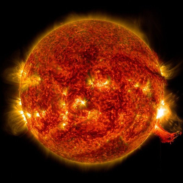 Auf diesem Foto ist rechts eine kleinere Sonneneruption zu sehen. Viel größere sind möglich. (Archivbild) - © Nasa/PA Media/dpa