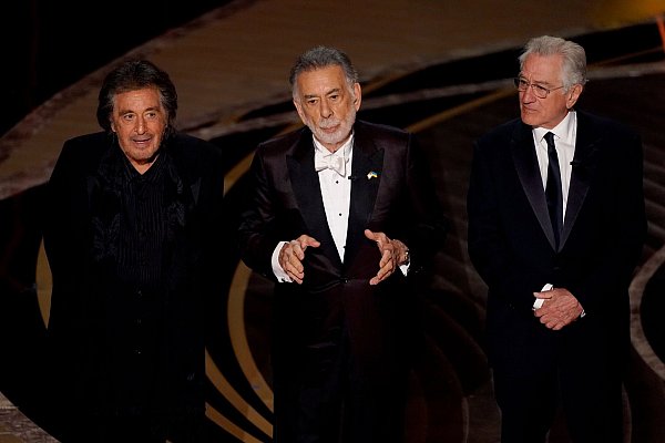 Al Pacino (l-r), Francis Ford Coppola und Robert De Niro stehen bei der 94. Verleihung der Academy Awards in Hollywood gemeinsam auf der Bühne. - © Chris Pizzello/Invision/AP/dpa
