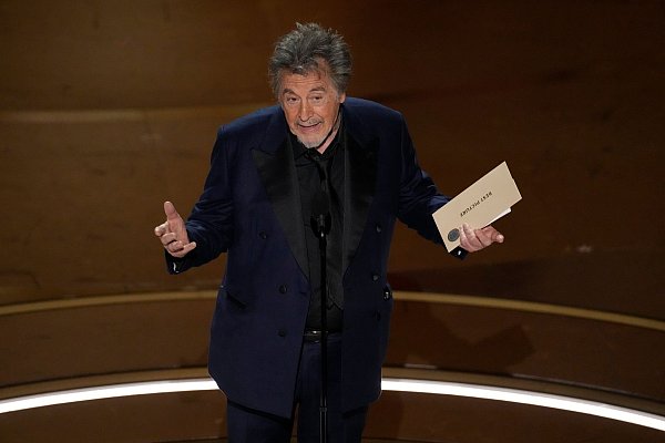 Auf der Oscar-Bühne stand Pacino noch 2024 im Rampenlicht, als er am Ende der Gala die Trophäe für den Spitzenfilm «Oppenheimer» aushändigte. - © Chris Pizzello/Invision via AP/dpa