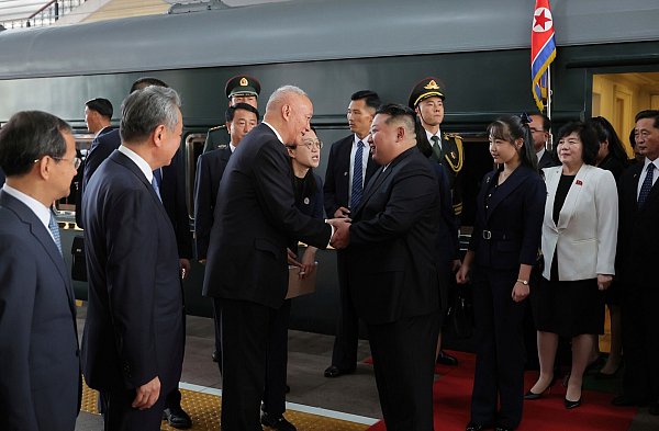 Nordkoreas Machthaber Kim Jong Un reiste erstmals mit seiner Tochter ins Ausland. - © Uncredited/KCNA via KNS/AP/dpa
