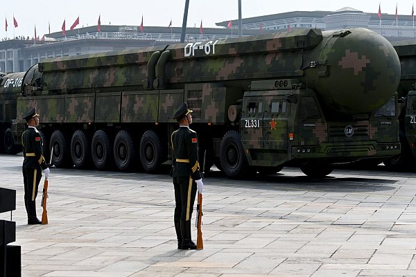 China besitzt schon länger Interkontinentalraketen, die es stets weiterentickelt. - © Johannes Neudecker/dpa