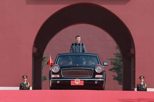 Xi hatte vor der Waffenschau in Peking friedliche Absichten seiner Armee betont. - © Wang Ye/XinHua/AP/dpa
