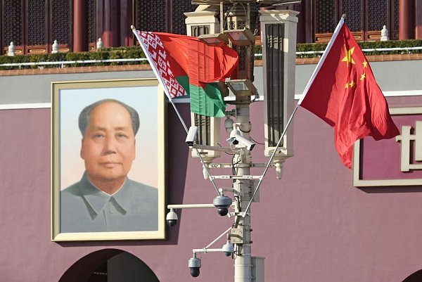 Eine belarussische (l) und eine chinesische Flagge wehen auf dem Platz des Himmlischen Friedens in Peking anlässlich des Besuchs des belarussischen Präsidenten Lukaschenko in China. - © -/Kyodo/dpa