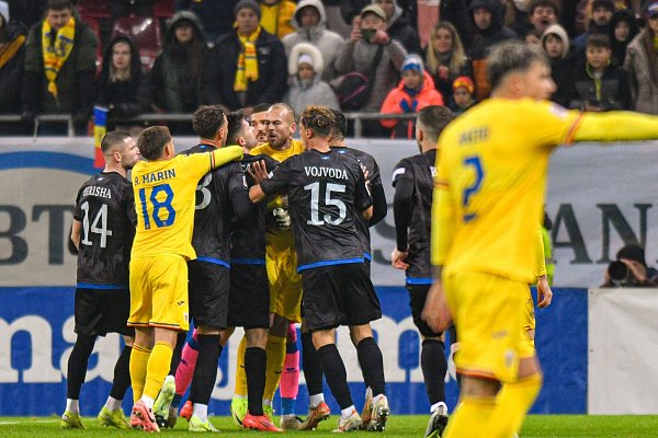 Das Spiel Rumänien gegen Kosovo wurde vorzeitig beendet. - © Alexandru Dobre/AP/dpa