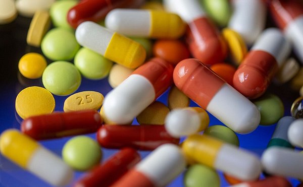 Neue Zölle unter Donald Trump würden die Arzneiexporte besonders treffen, fürchtet die Pharmaindustrie (Archivfoto). - © Hendrik Schmidt/dpa