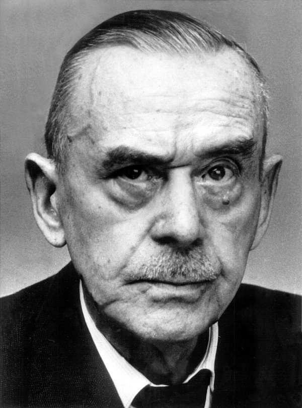 Schon sein erster Roman «Buddenbrooks» machte ihn weltberühmt: Thomas Mann (undatiert). - © dpa