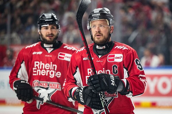 Moritz Müller (r) hat alle Höhen und Tiefen der Haie in den letzten 20 Jahren miterlebt. - © Marius Becker/dpa