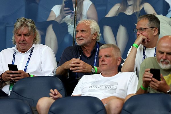 Rudi Völler (M) tippt auf einen Sieg gegen England. - © Branislav Racko/dpa