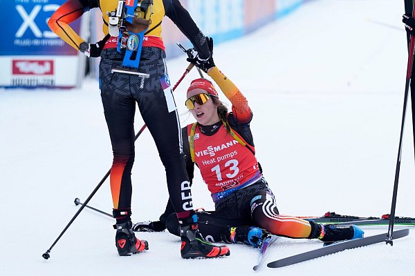Vanessa Voigt liegt erschöpft im Ziel. - © Matthias Schrader/AP/dpa