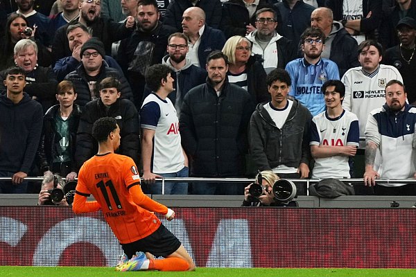 Frankfurts Hugo Ekitiké ließ die mitgereisten Fans früh jubeln. - © Frank Augstein/AP/dpa