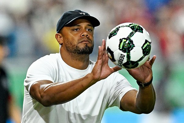 Tritt mit dem FC Bayern am Samstag in Augsburg an: Trainer Vincent Kompany. (Archivbild) - © Uwe Anspach/dpa