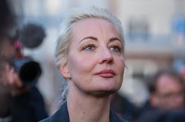 Julia Nawalnaja, die Witwe des Kremlgegners Alexej Nawalny, hat maßgeblich das Buch «Pariot» zusammgestellt. (Archivbild) - © Monika Skolimowska/dpa