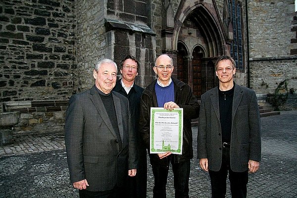 Zu der Vortragsreihe "Theologischer Herbst" laden Pfarrer Wolfgang Fabian (v. l.), Prof. Dr. Ralf Miggelbrink, Winfried Brösch (Pfarrgemeinderatsvorsitzender Warburg-Altstadt) und Prof. Dr. Günter Wilhelms ein. Im November soll über die Kirche diskutiert werden. - © FOTO: WAMERS