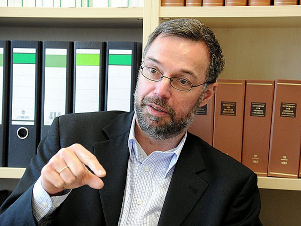 Der Wissenschaftler Prof. Dr. Norbert Otto Eke leitet seit fünf Jahren die Reihe "Literatur der Gegenwart" an der Universität. - © FOTO: MARC KÖPPELMANN