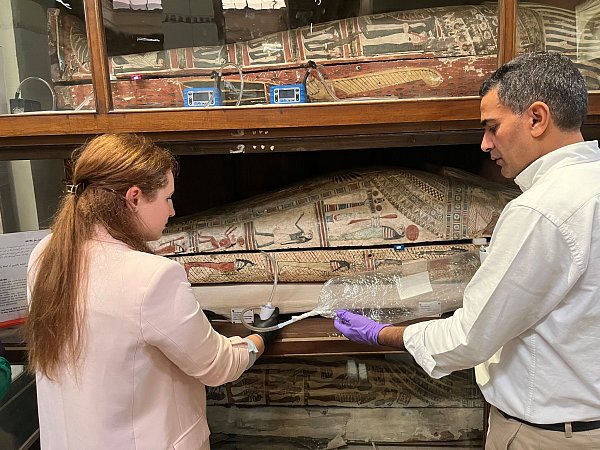 Emma Paolin und Abdelrazek Elnaggar von der Universität Ljubljana nahmen Luftproben im Ägyptischen Museum in Kairo. - © Cecilia Bembibre/EurekAlert/University College London/dpa