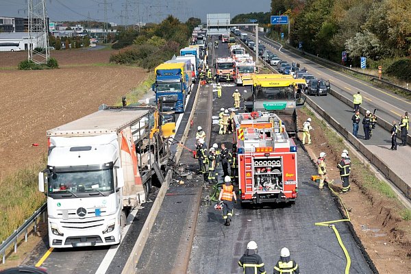 Die A59 wurde zunächst in beide Richtungen gesperrt. - © Thomas Banneyer/dpa