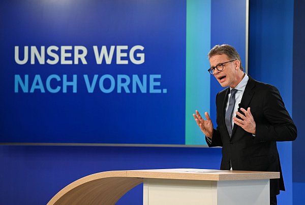 Konzernchef Sewing will die Rendite deutlich steigern. (Archivbild) - © Arne Dedert/dpa