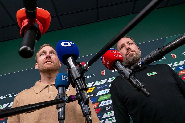 Sportdirektor Benni Weber (l) und Geschäftsführer Michael Ströll (r) erklären den Trainerwechsel beim FC Augsburg. - © Peter Kneffel/dpa