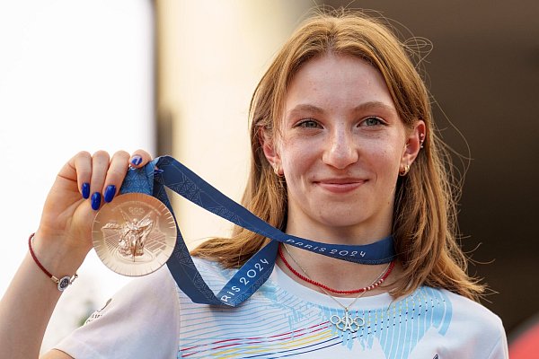 Hält stolz ihre olympische Bronzemedaille hoch: Ana Barbosu. - © Vadim Ghirda/AP/dpa