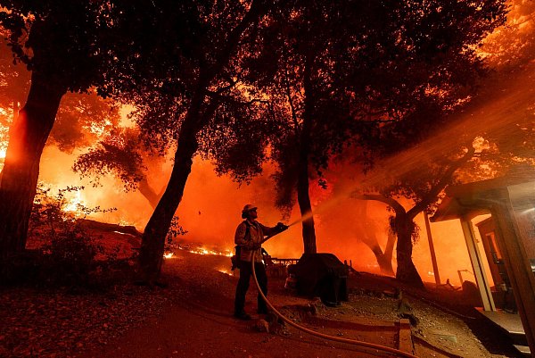 Im Süden Kaliforniens kämpfen die Einsatzkräfte gegen Feuer. - © Etienne Laurent/AP/dpa