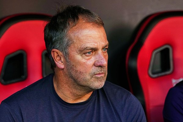 Hansi Flick muss die nächste Niederlage mit dem FC Barcelona wegstecken. - © Jose Breton/AP/dpa