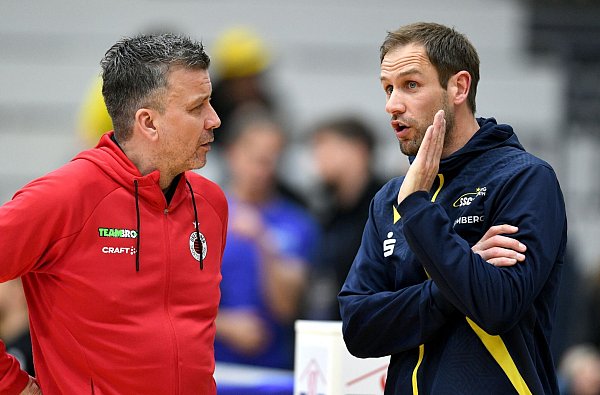 Die beiden Trainer: Alexander Waibl (l) von Dresden und Schwerins Felix Koslowski. - © Michael Schwartz/dpa