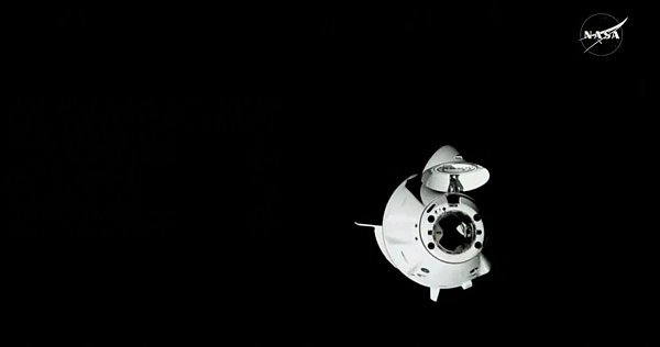 Die SpaceX-Kapsel mit vier Astronauten an Bord im Endanflug auf die ISS. - © Uncredited/NASA/AP/dpa