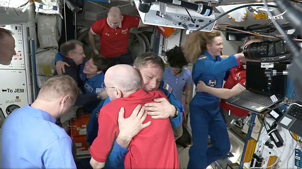 Der Astronaut Don Pettit (M, unten) umarmt Kirill Peskow, nachdem die SpaceX-Kapsel an die ISS angedockt hat. - © Uncredited/NASA/AP/dpa
