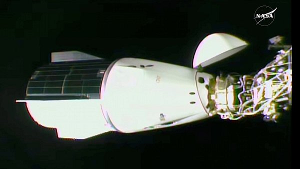 Das Andocken der SpaceX-Kapsel an die Internationale Raumstation. - © -/NASA via AP/dpa
