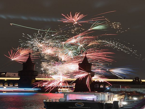 Ein buntes Feuerwerk gab es in Berlin. - © Paul Zinken/dpa
