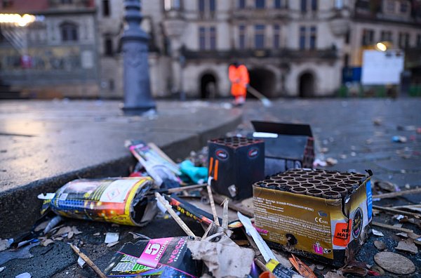 Die meisten Feiern blieben friedlich, in manchen Fällen hatte die Böllerei aber schlimme Folgen. - © Robert Michael/dpa