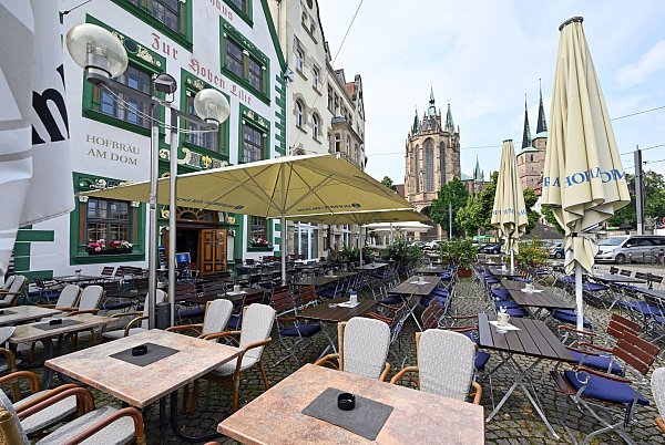 Die Gastronomen erleben schwierige Zeiten - weil viel Menschen in Deutschland sparen und nur zurückhaltend konsumieren. - © Martin Schutt/dpa