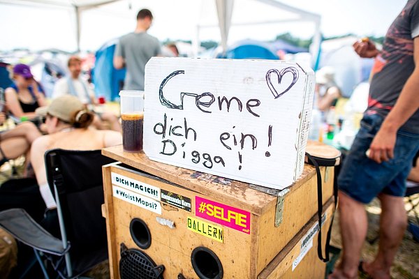 Stundenlang in der prallen Sonne: Wer sich nicht mit hohem Lichtschutzfaktor eincremt, riskiert einen Sonnenbrand. - © Hauke-Christian Dittrich/dpa/dpa-tmn