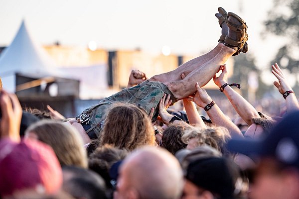 Ganz im Moment leben: Festival-Fans lieben es, dem Alltag für drei, vier Tage ganz fern zu sein. - © Axel Heimken/dpa/dpa-tmn