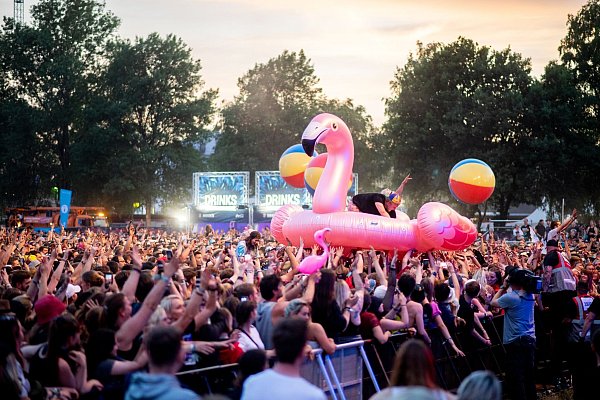 Genug trinken, Pausen einlegen, auch mal in den Schatten: All das hilft dabei, auch den längsten Festivaltag gut zu überstehen. - © Hauke-Christian Dittrich/dpa/dpa-tmn